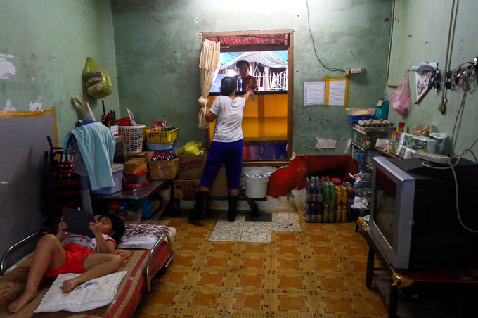 Cuộc sống trong cảnh ngập nước của những người bám trụ ở Thủ Thiêm